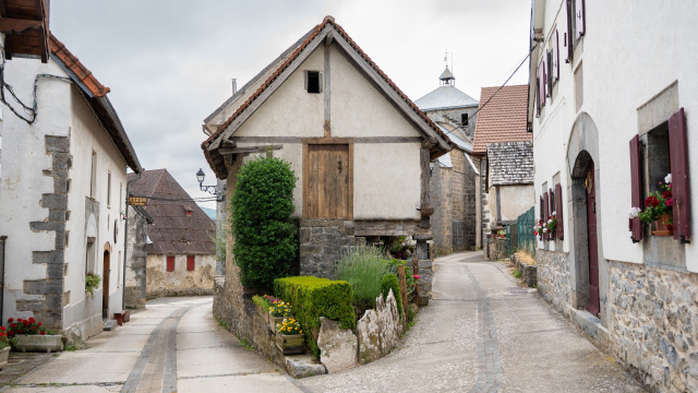 COTTAGE WITH GRAIN BARN