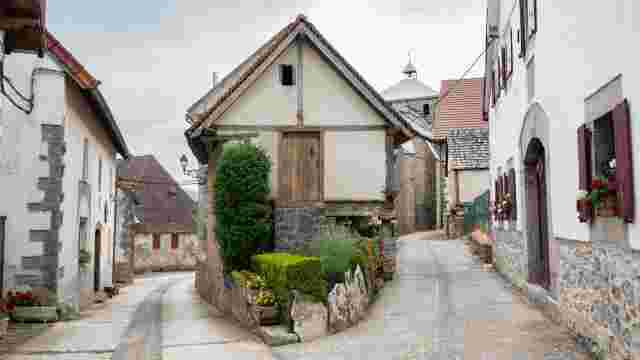 COTTAGE WITH GRAIN BARN