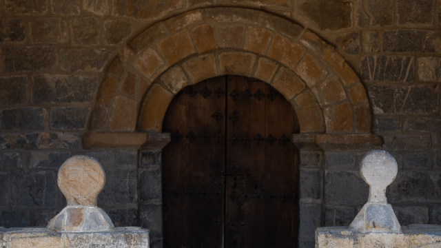 Parroquia de San Vicente y estelas funerarias
