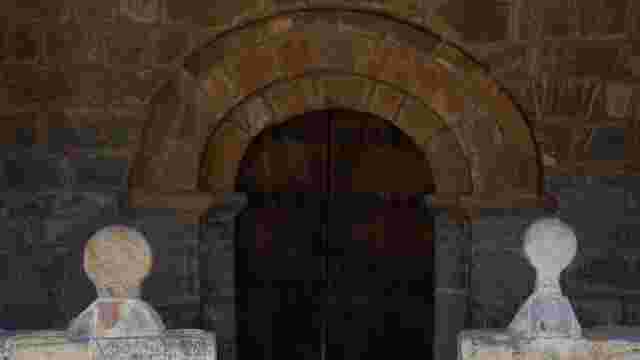Parroquia de San Vicente y estelas funerarias